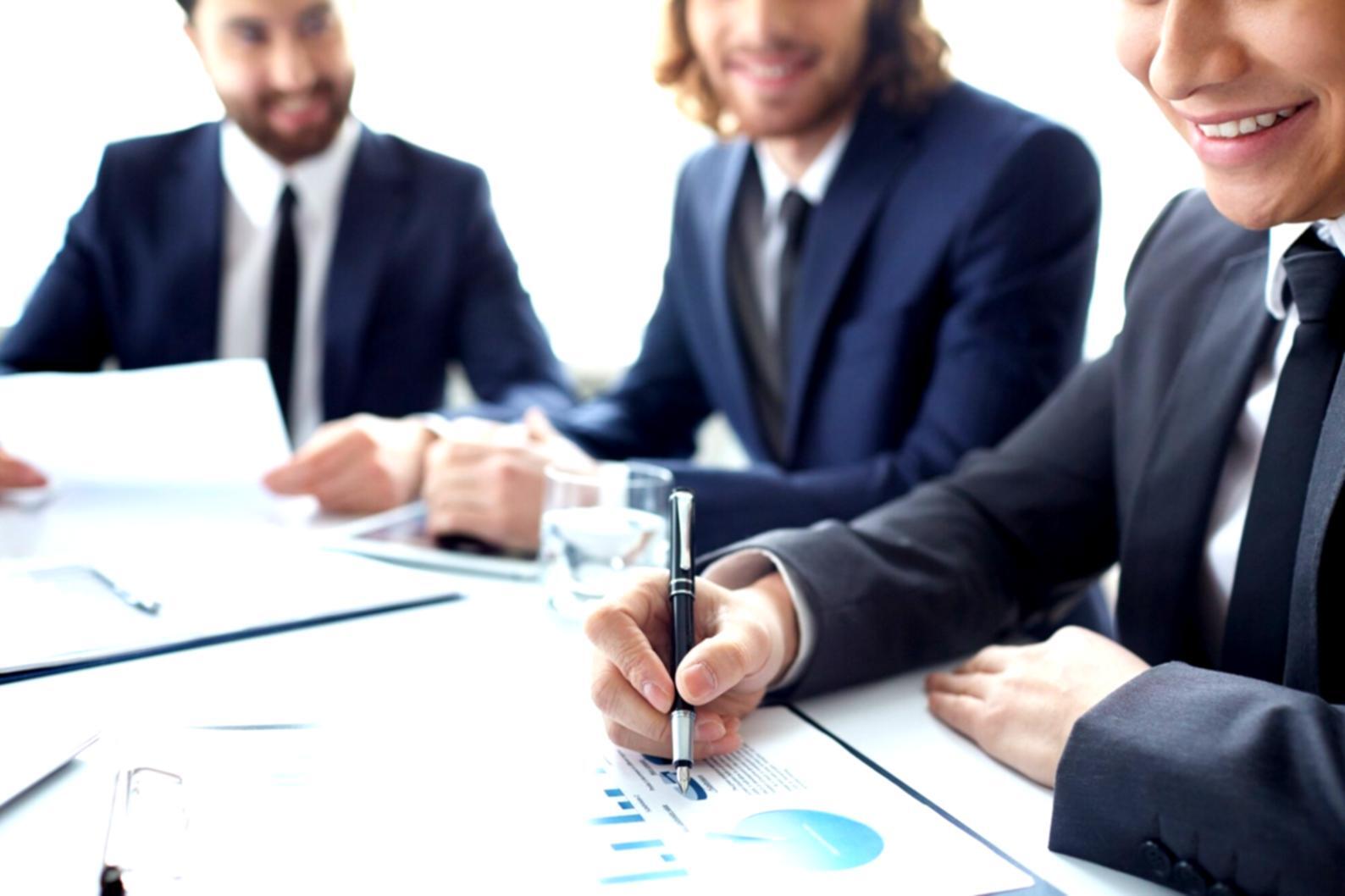 Bureau de travail collaboratif avec documents financiers et ordinateurs portables