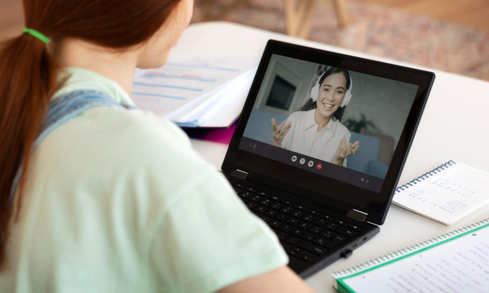 Session de mentorat entre entrepreneurs dans un espace de travail moderne à Marseille